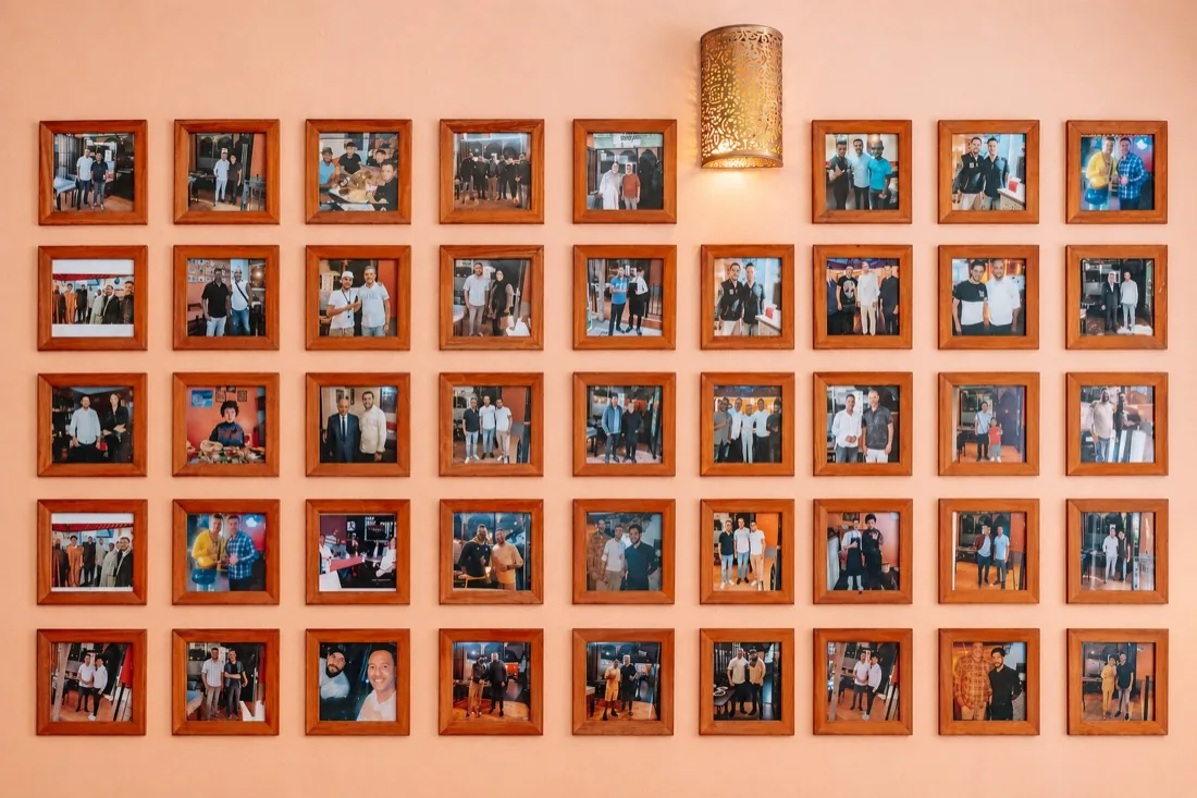 Mur de photos des hôtes d'Al Achab